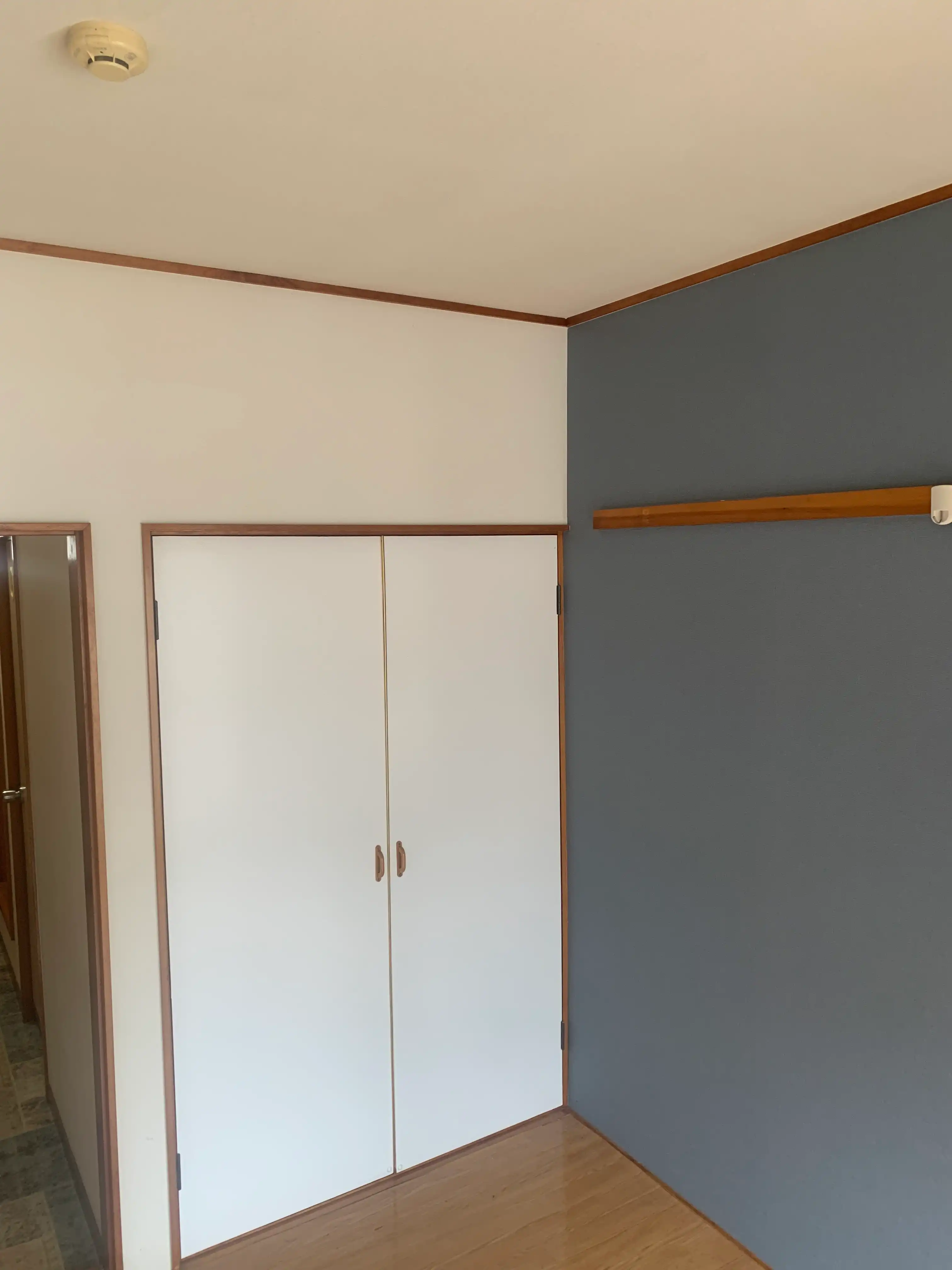 住戸のアクセントクロス施工後の室内（グレーブラック面）