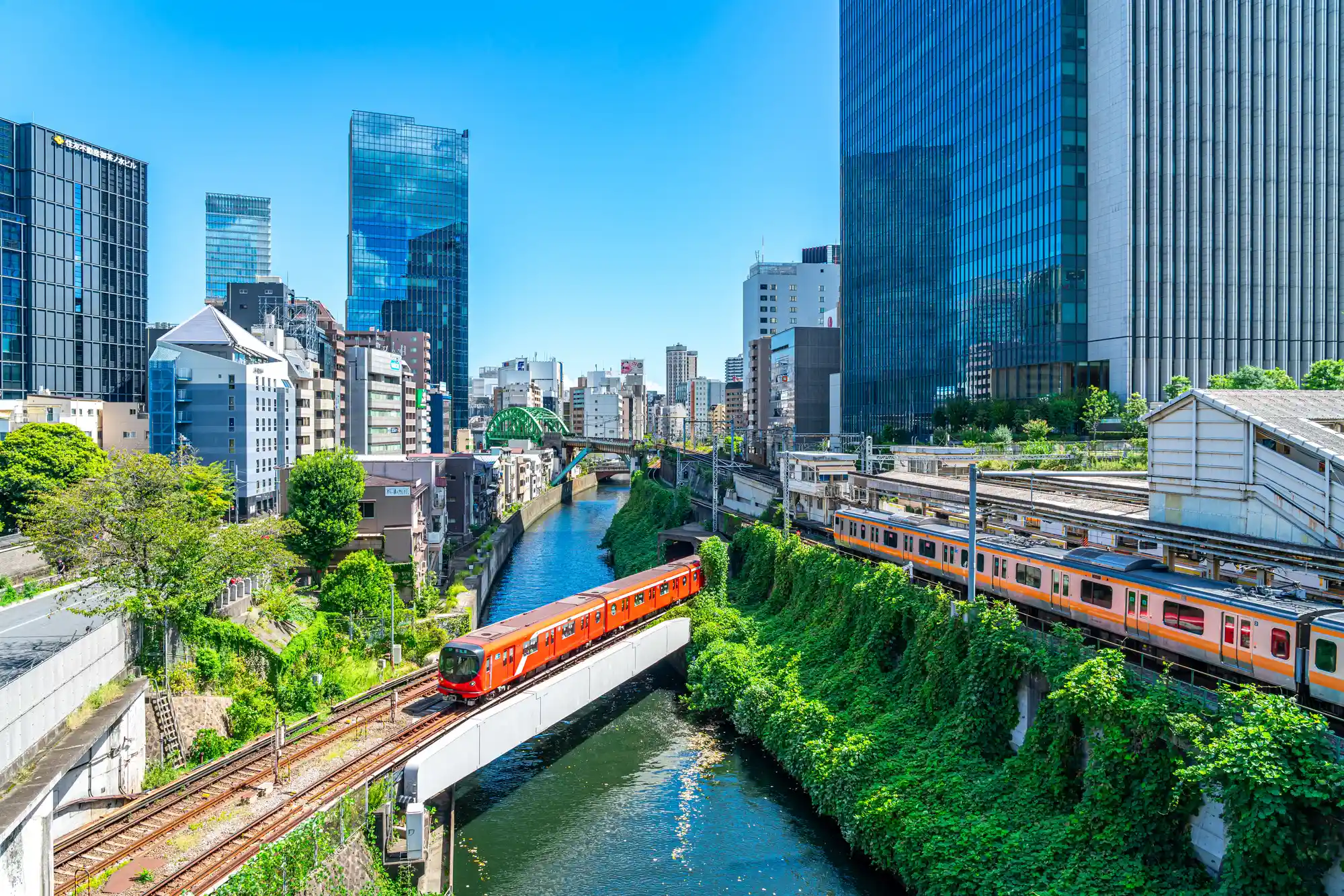 都心の街と建物の背景写真